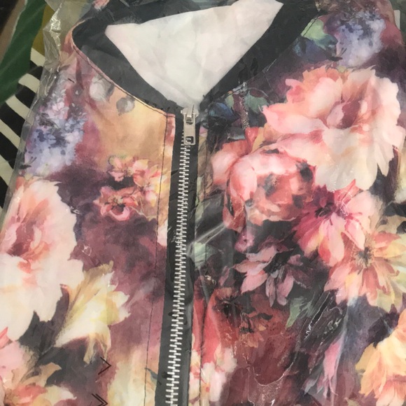 🌸Floral lightweight zip front jacket🌸 - Picture 6 of 6